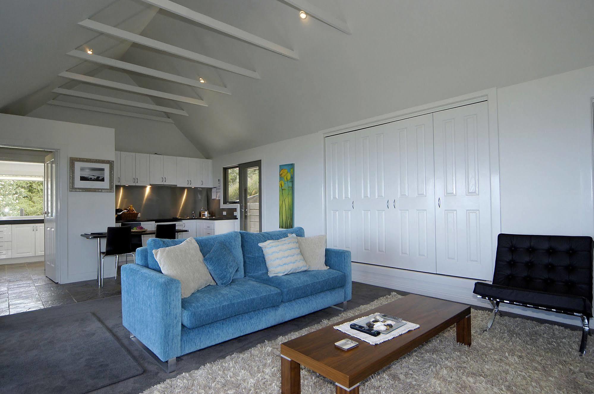 Points South By The Sea * Wongarra
